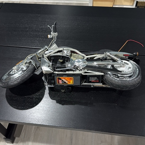 Vintage Harley-Davidson Remote Control V-Rod Motorcycle - Picture 11 of 14